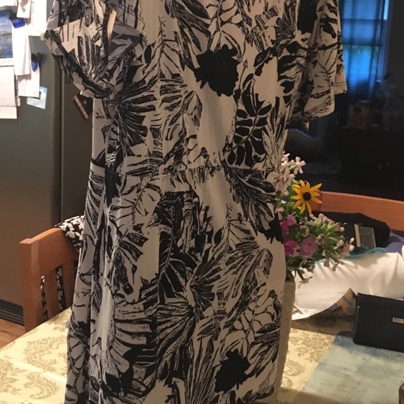 Beautiful blank and white blouse Daisy Fuentes - Picture 5 of 5