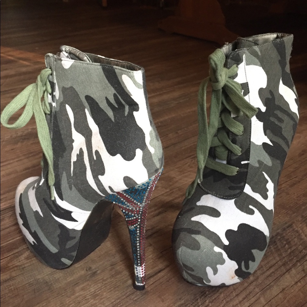 CAMOUFLAGE BRITISH PRINTS PLATFORM BOOTIE HEELS