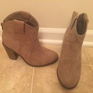 Ankle suede boots