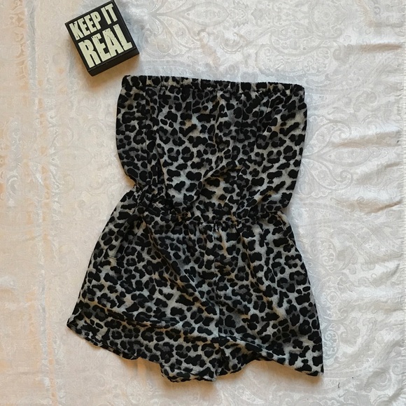 ✨Forever 21 Gray Strapless Leopard Print Romper✨ - Picture 6 of 6
