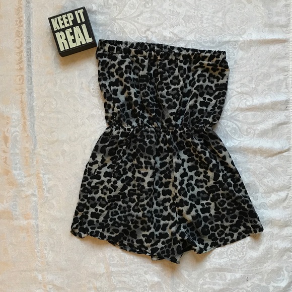 ✨Forever 21 Gray Strapless Leopard Print Romper✨ - Picture 5 of 6
