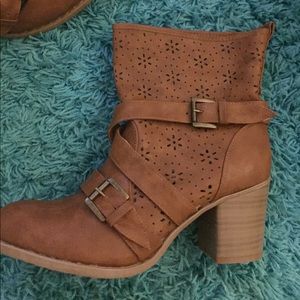 "Bucco" size 8 1/2 brown flower buckle boots!