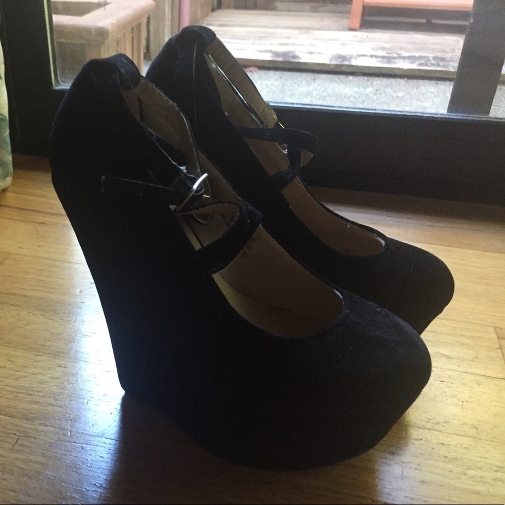 Black wedge shoes
