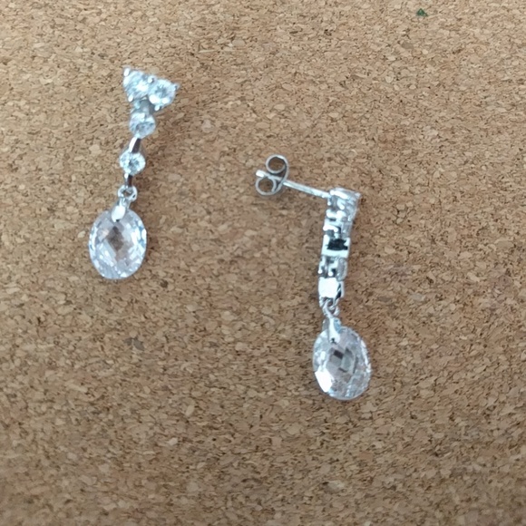 Lovely briolette cut cubic zirconia drops - Picture 2 of 3