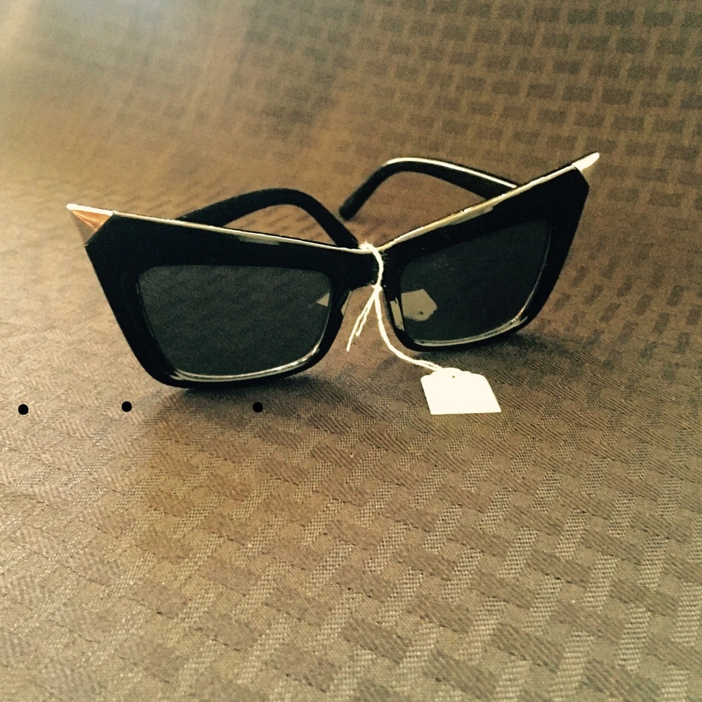 All black cat eyes sunglasses