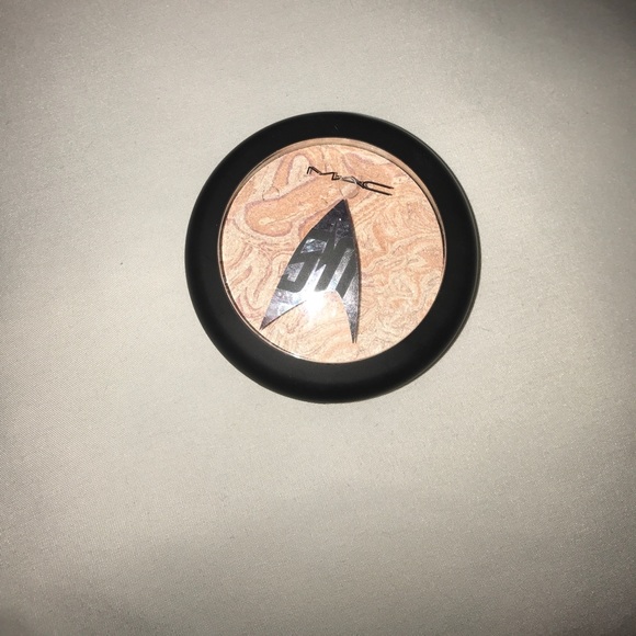 Mac Highlighter in shade Luna Luster - Picture 1 of 3