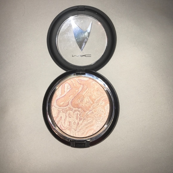 Mac Highlighter in shade Luna Luster - Picture 2 of 3