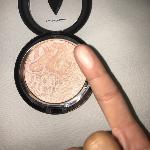 Mac Highlighter in shade Luna Luster - Picture 3 of 3