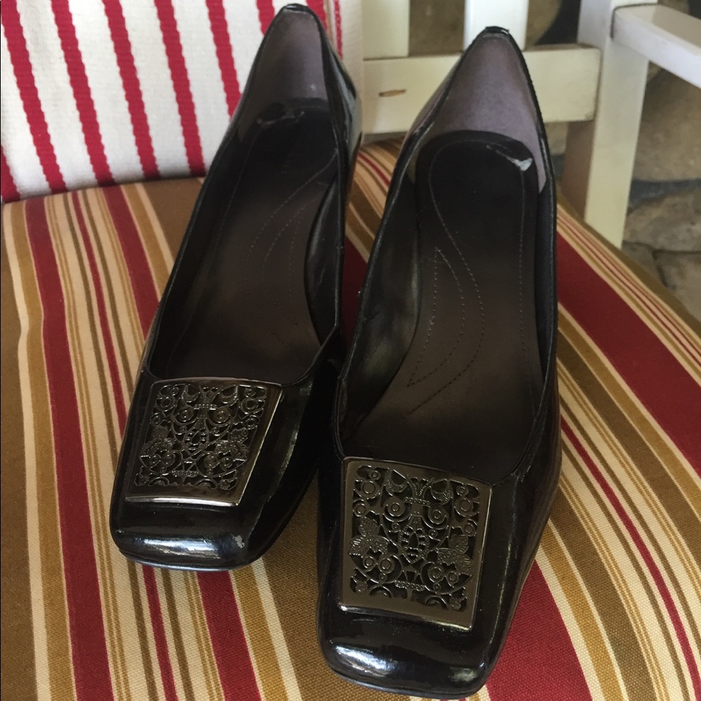 Black Tahari kitten block heels