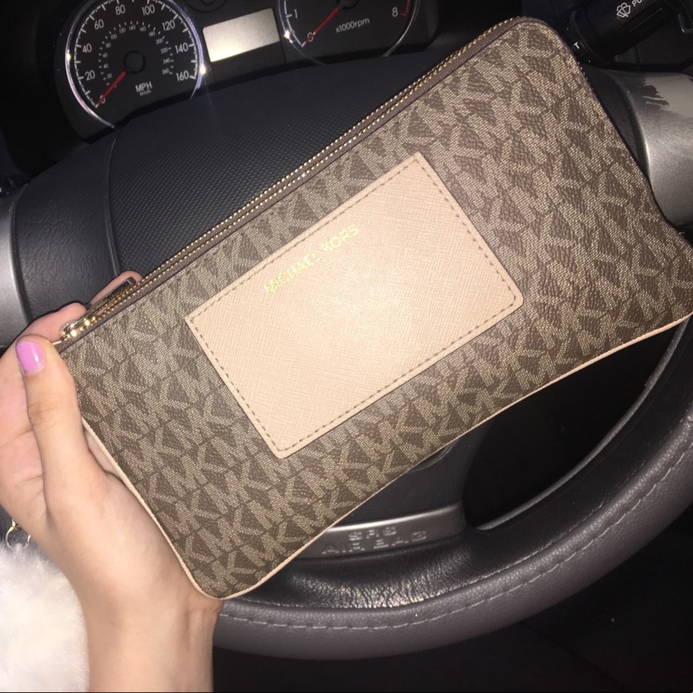 Michael kors wristlet/wallet *AUTHENTIC*