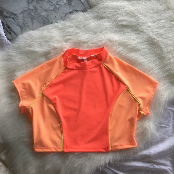 Victoria's Secret Other - Victoria Secret Cropped Rash Guard 🏊🏻🌊