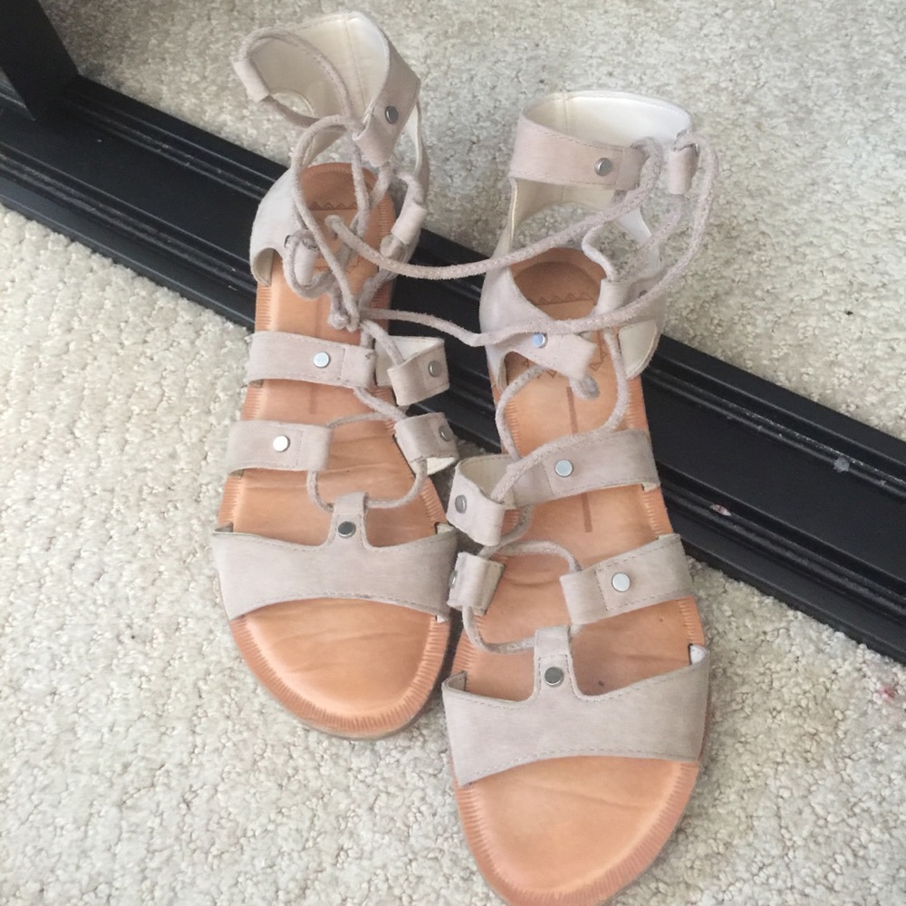 Dolce vita beige open toed sandal