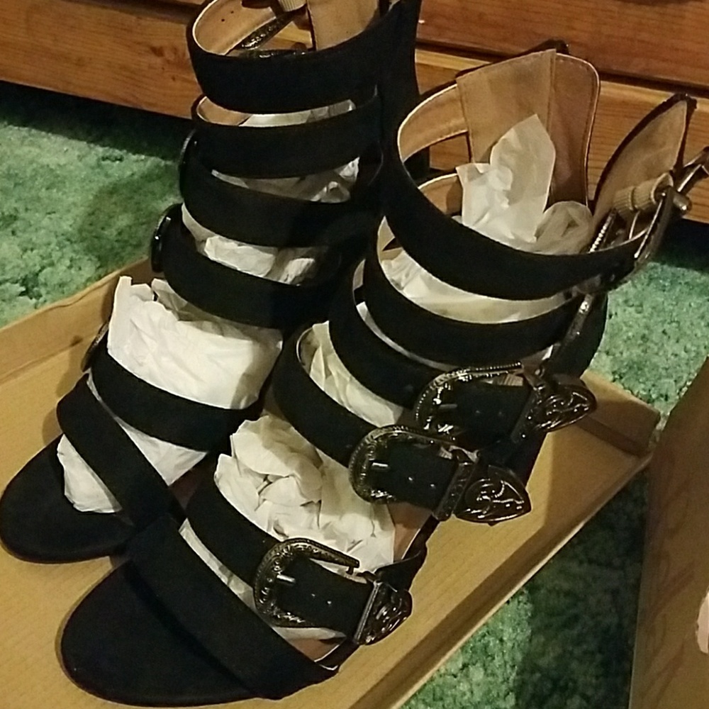 Buckle up suede black heels