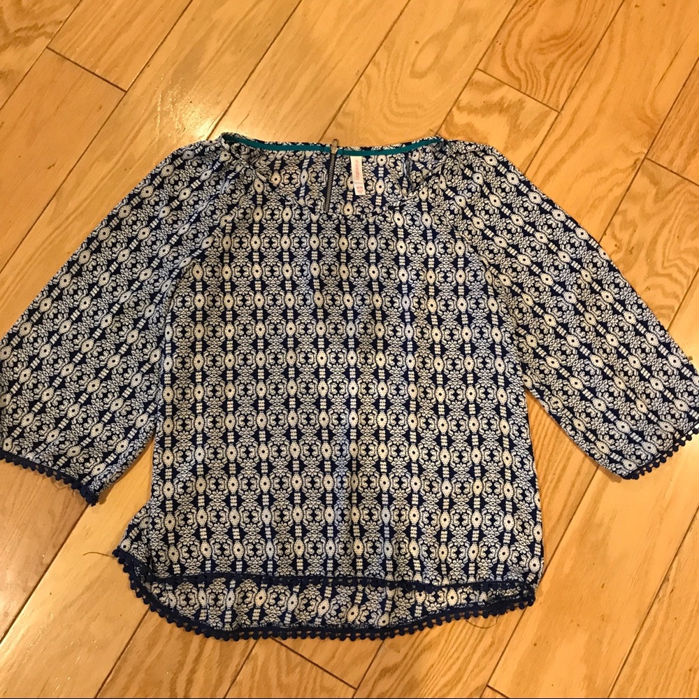 Blue & white blouse shorter front w/ deco trim