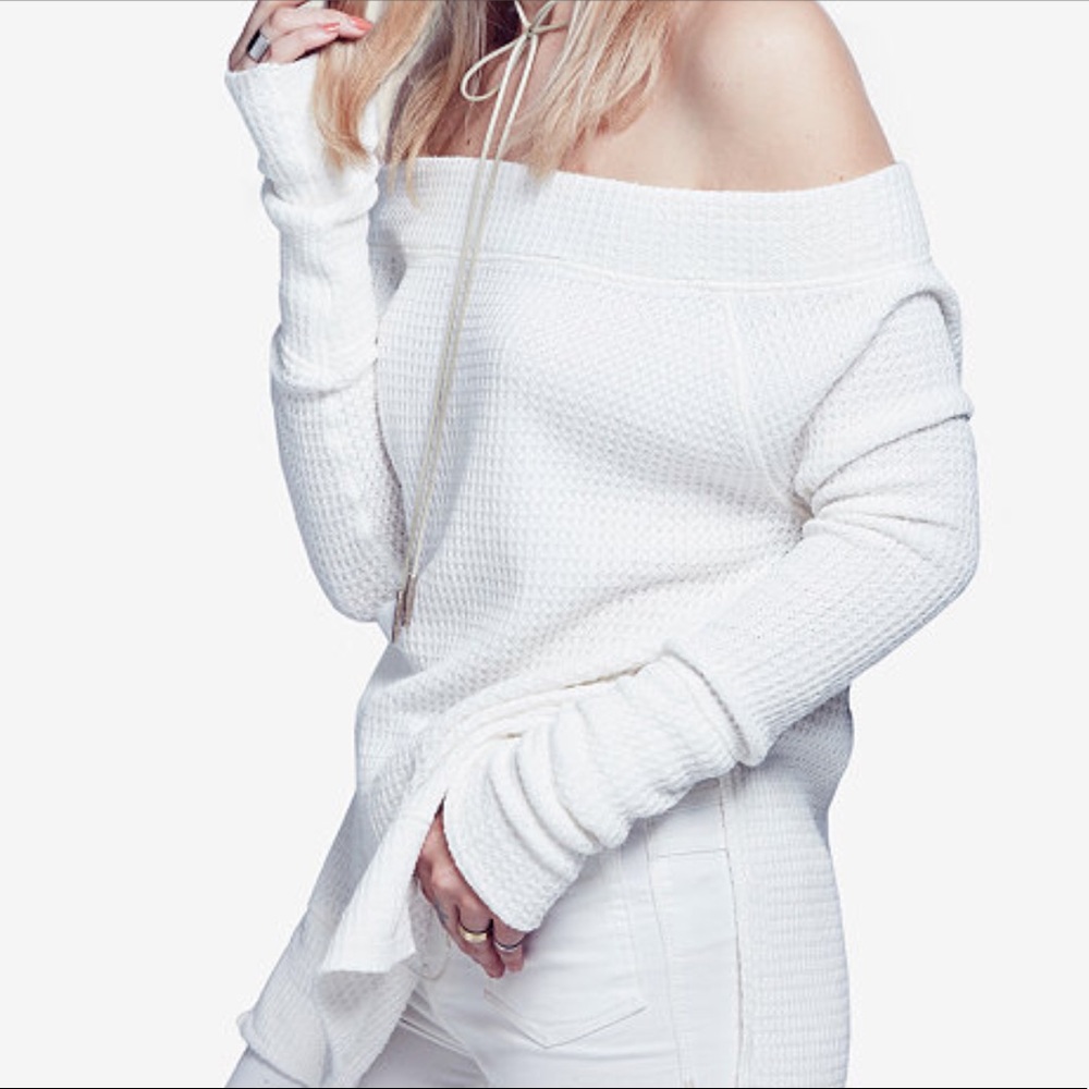 🍁👢 Free people cream sweater available in black