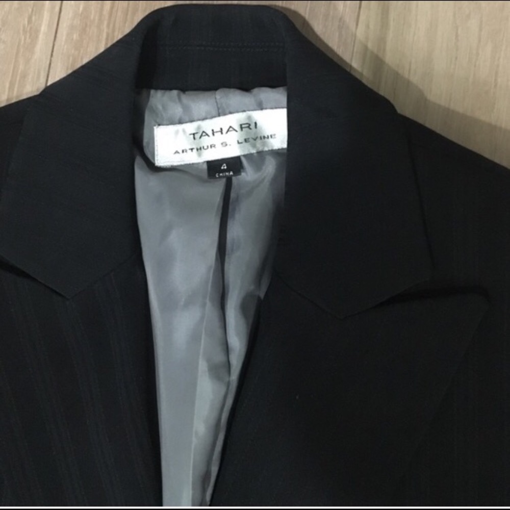 TAHARI ARTHUR S.LEVINE SUIT