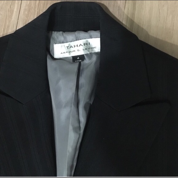 TAHARI ARTHUR S.LEVINE SUIT - Picture 1 of 3
