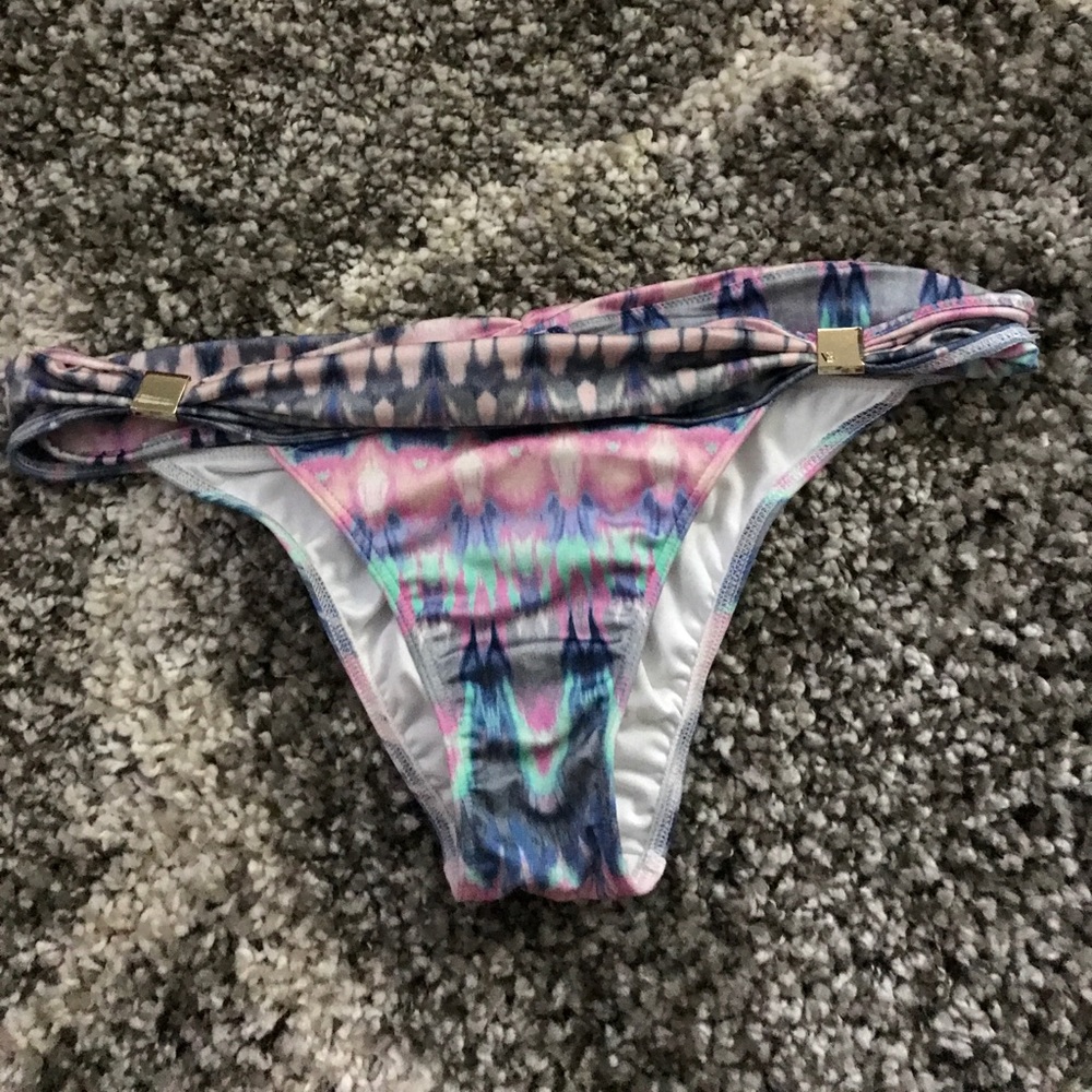 VICTORIA'S SECRET BIKINI BOTTOMS SIZE MEDIUM