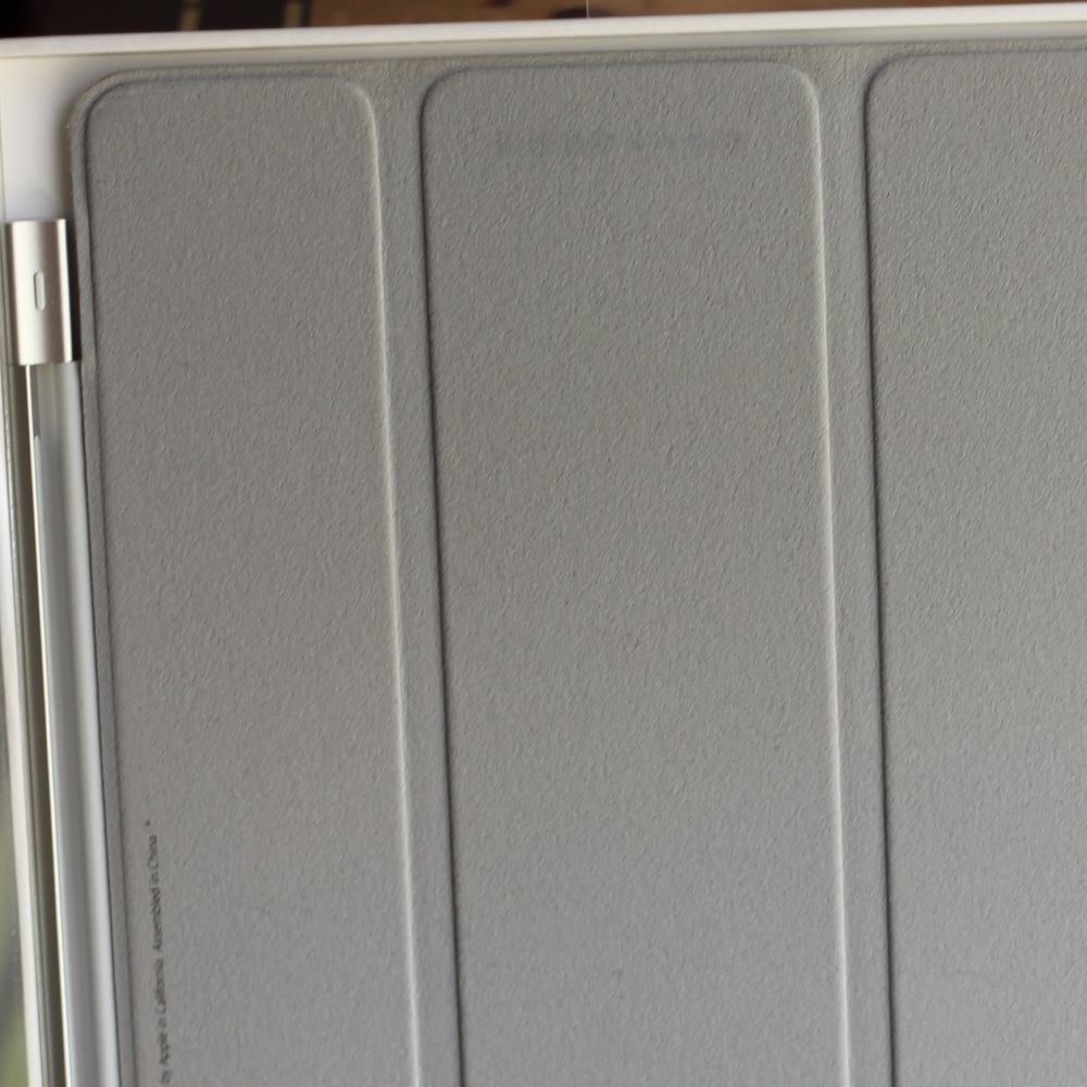 iPad 2 cover and 2 screen protectors