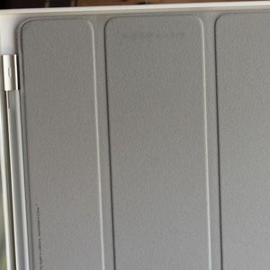 iPad 2 cover and 2 screen protectors