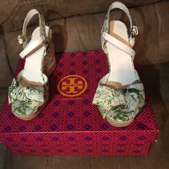 Tory Burch Watercolor Botanical Penny Wedge - Picture 2 of 3
