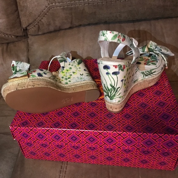 Tory Burch Watercolor Botanical Penny Wedge - Picture 3 of 3