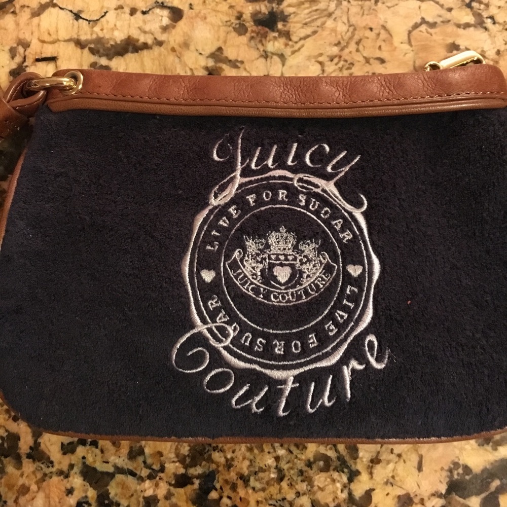 Juicy wristlet in navy with leather trim