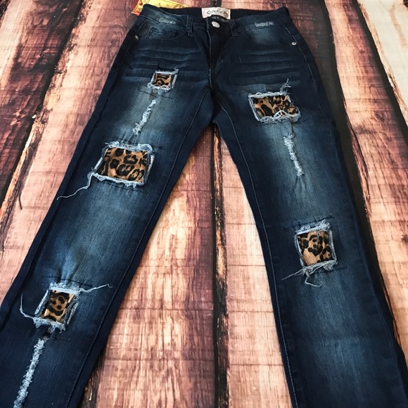 << Leopard Patch Hole Premium Denim Skinny Jeans > - Picture 3 of 7