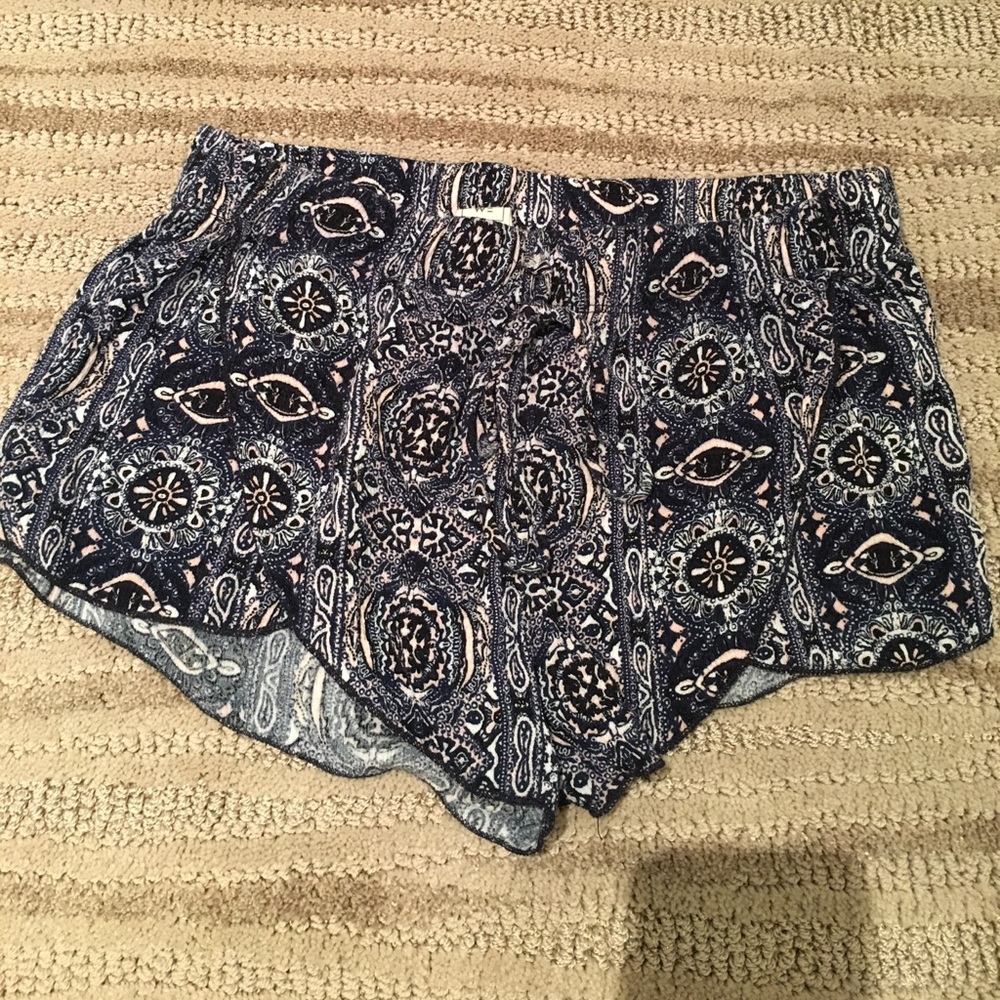 PACSUN PATTERNED FLOWY SHORTS