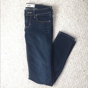 NEVER WORN Hollister dark wash skinny jeans