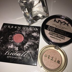 BUNDLE: 1 Highlighter and 2 eyeshadows.