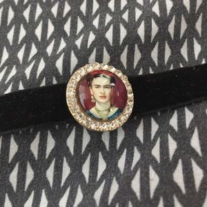 Frida choker