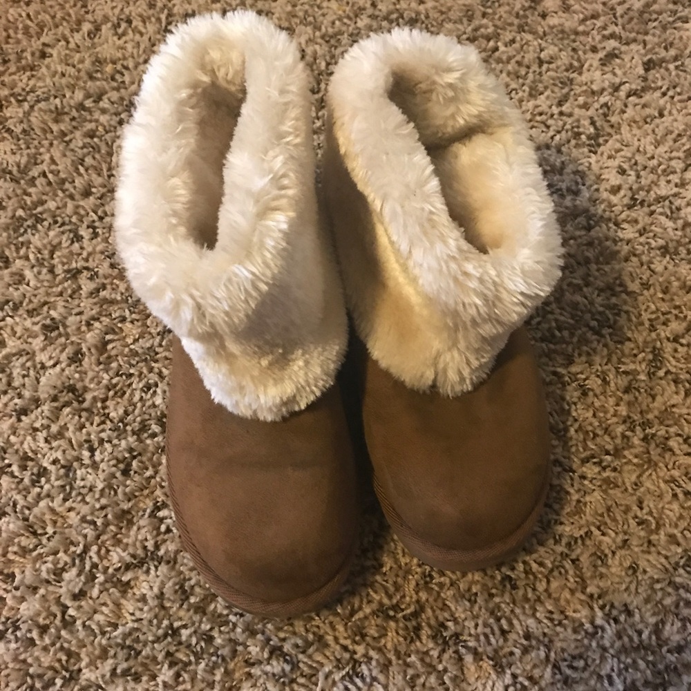 Short top fluffy boots