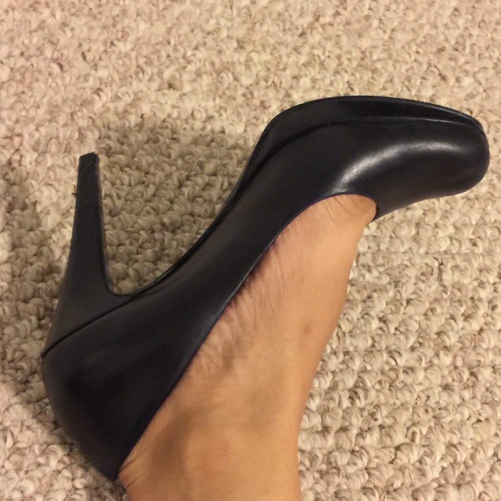 Nine West black leather pumps