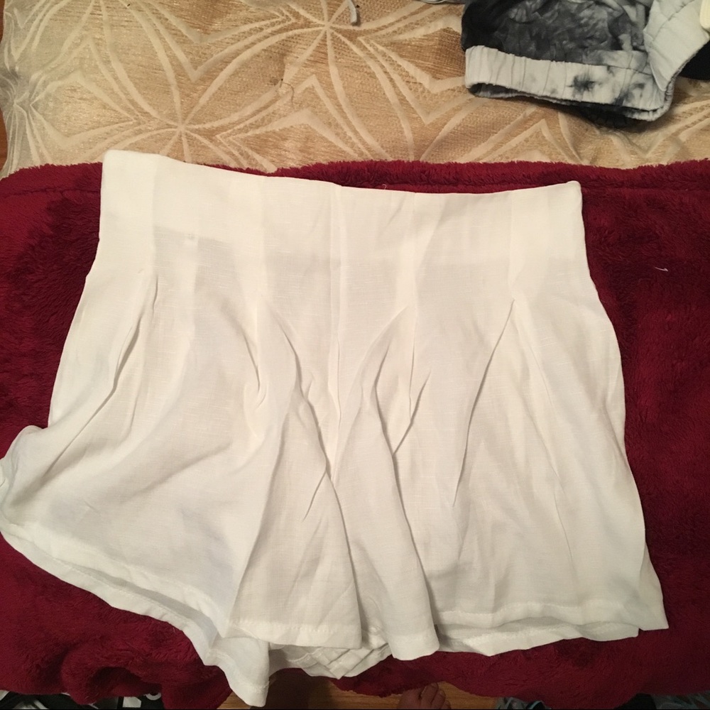 White flows shorts