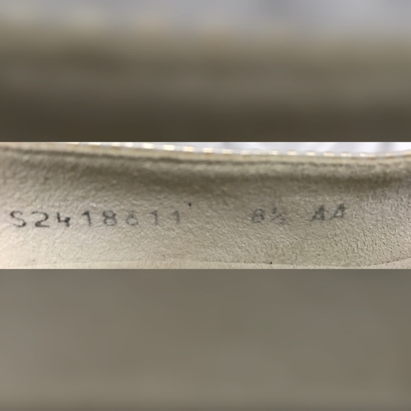 Stuart Weitzman Signature Leather Heels - Picture 4 of 5