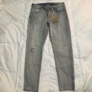 Z1975 grey distressed skinny crop jeans