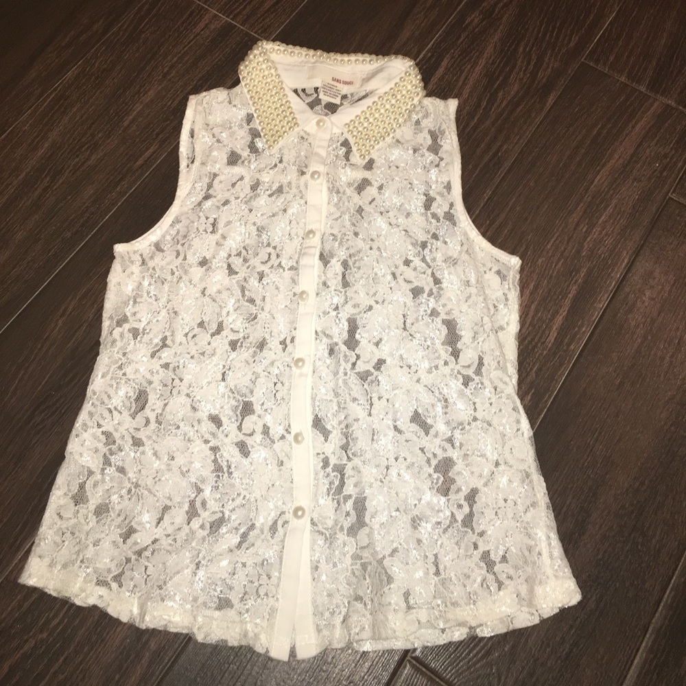 Like new! Gorgeous lace top with pearl detail!