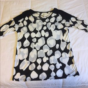 3/4 sleeve black and white shirt