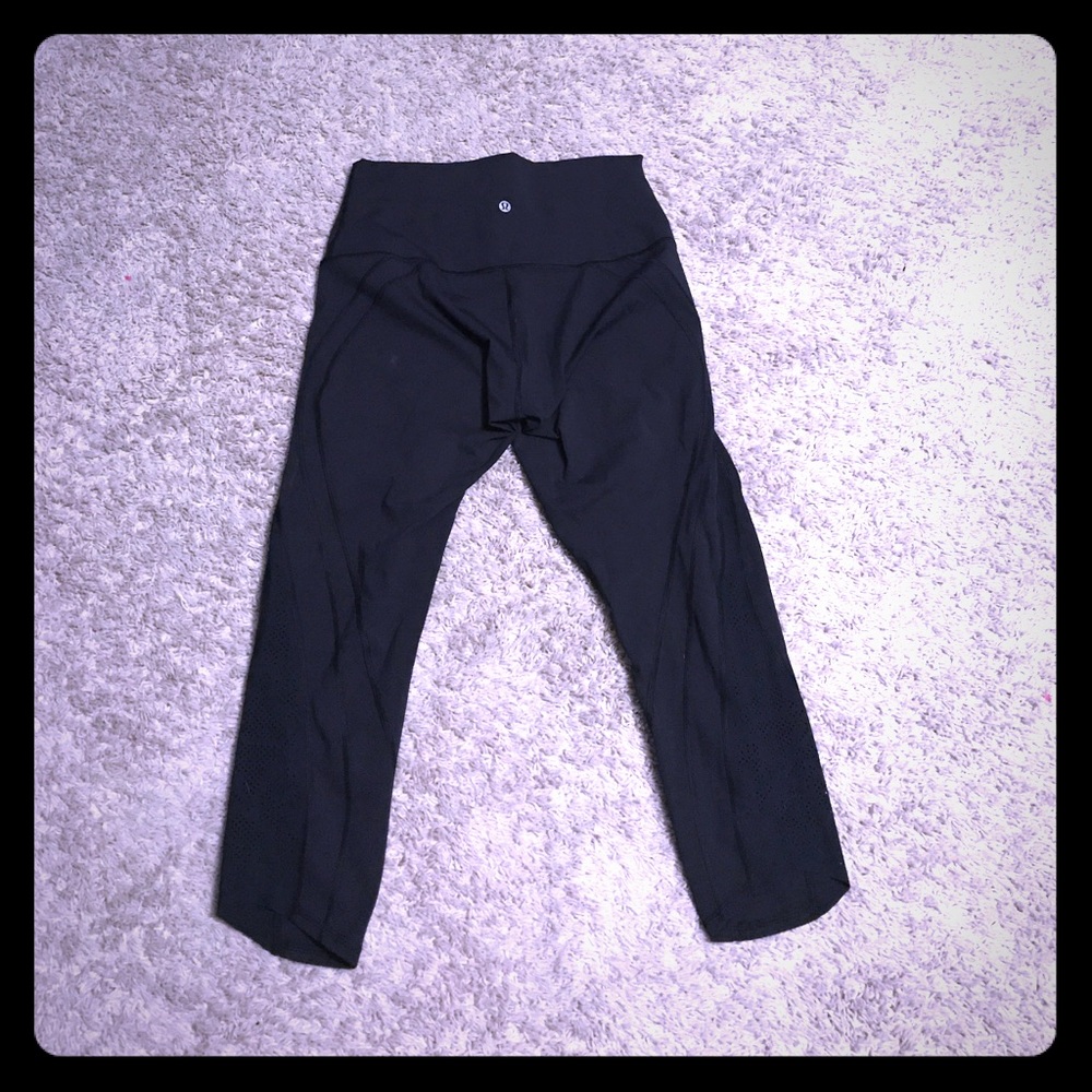 Lululemon lazer cut black crops!