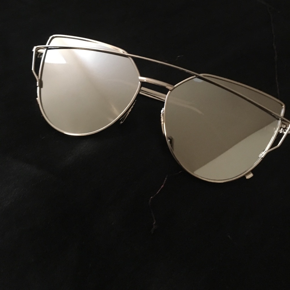 NEW! Silver mirrored cat eye sunglasses