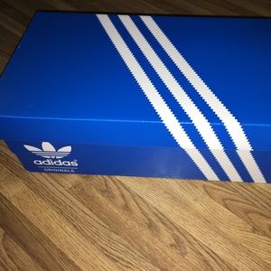 brand new pair of men's adidas originals