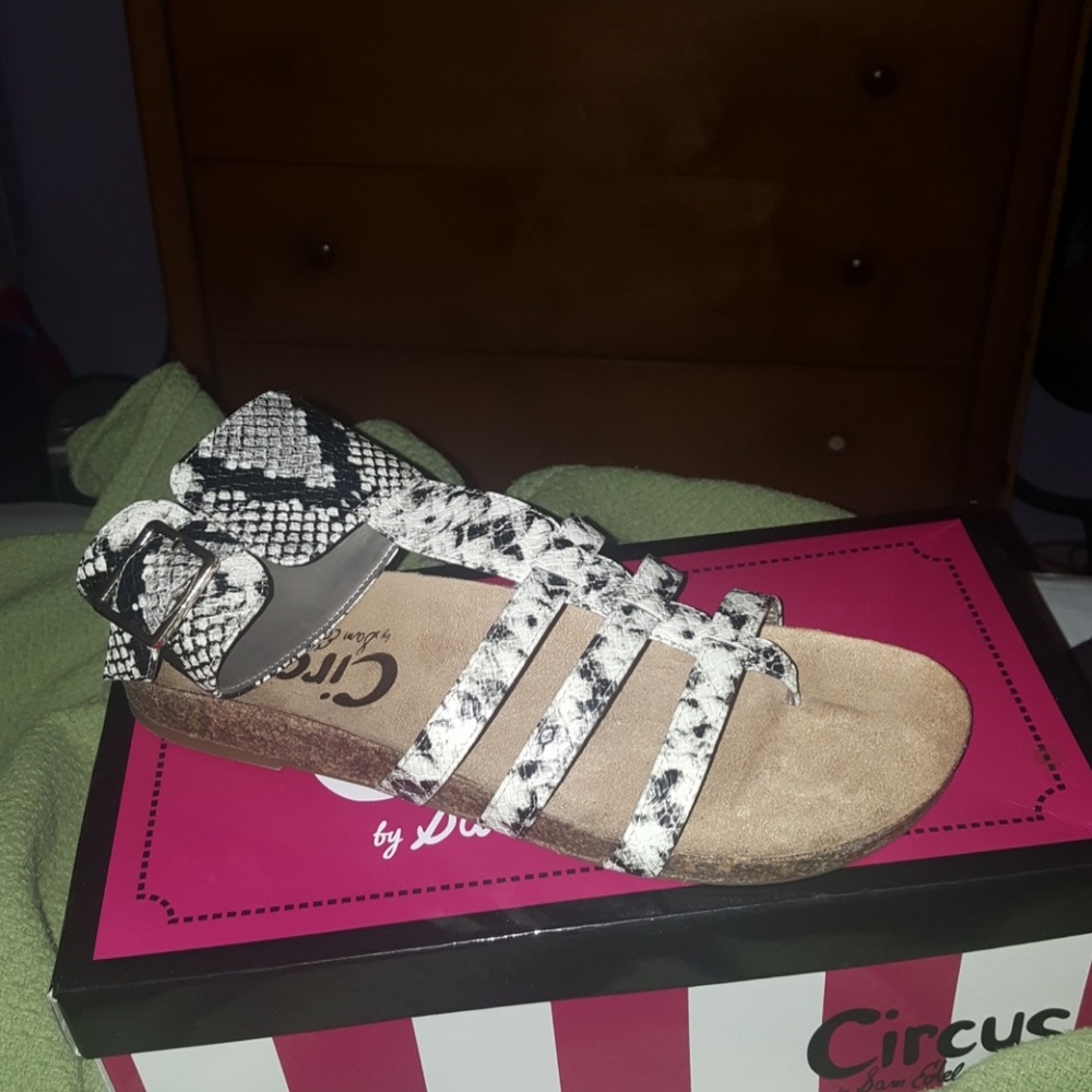 Flat sandal