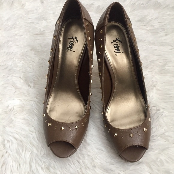 💥4/$25💥 Faux Leather Brown Studded Fioni Heels - Picture 3 of 7