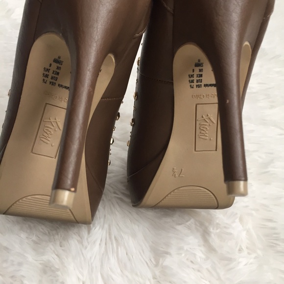 💥4/$25💥 Faux Leather Brown Studded Fioni Heels - Picture 5 of 7