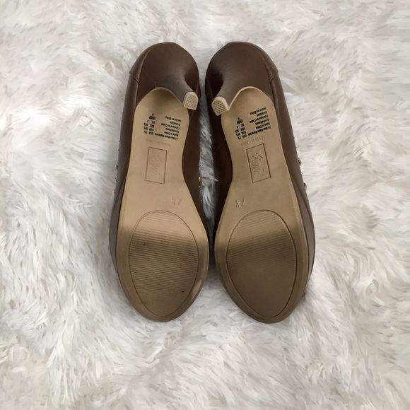 💥4/$25💥 Faux Leather Brown Studded Fioni Heels - Picture 7 of 7