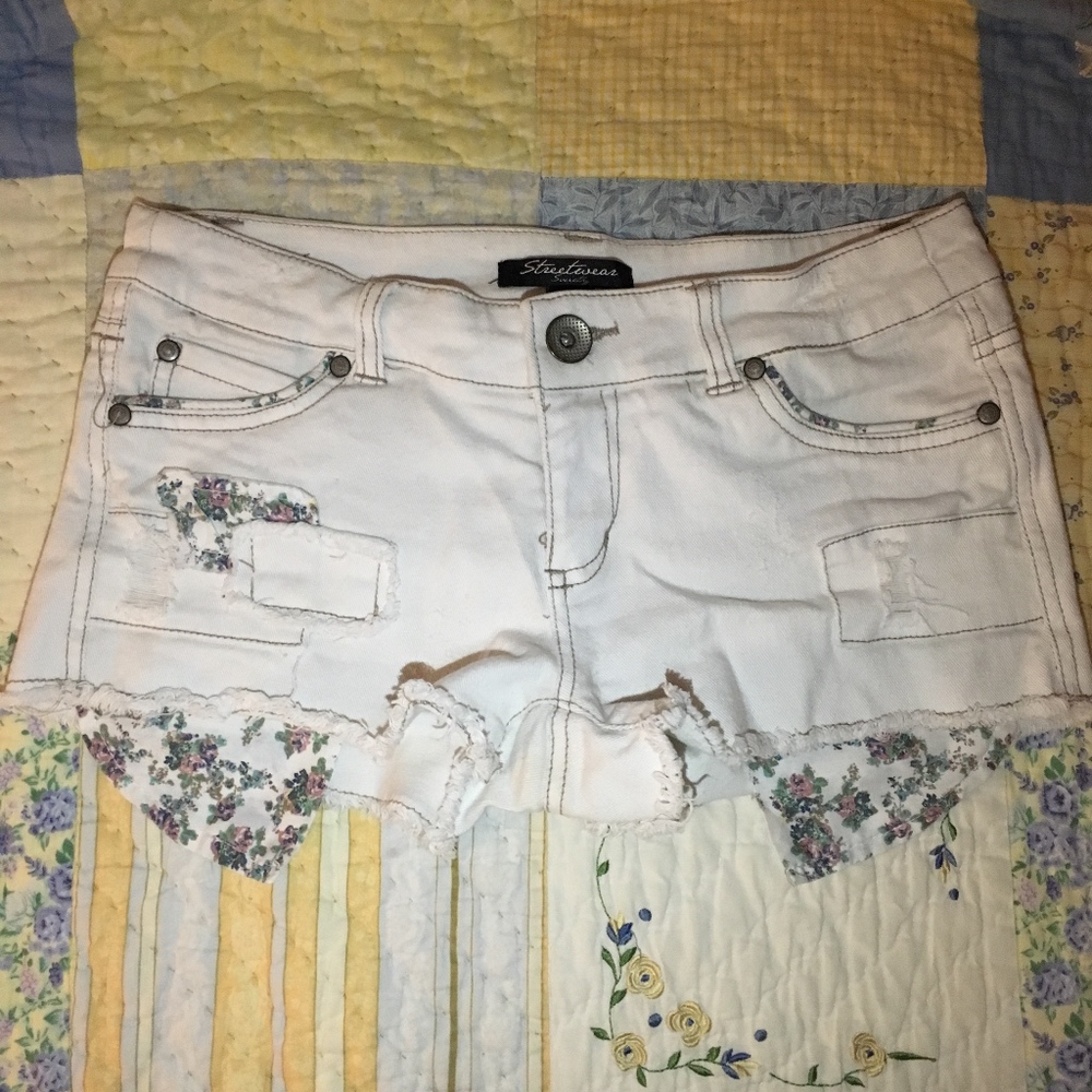Floral pocketed jean shorts