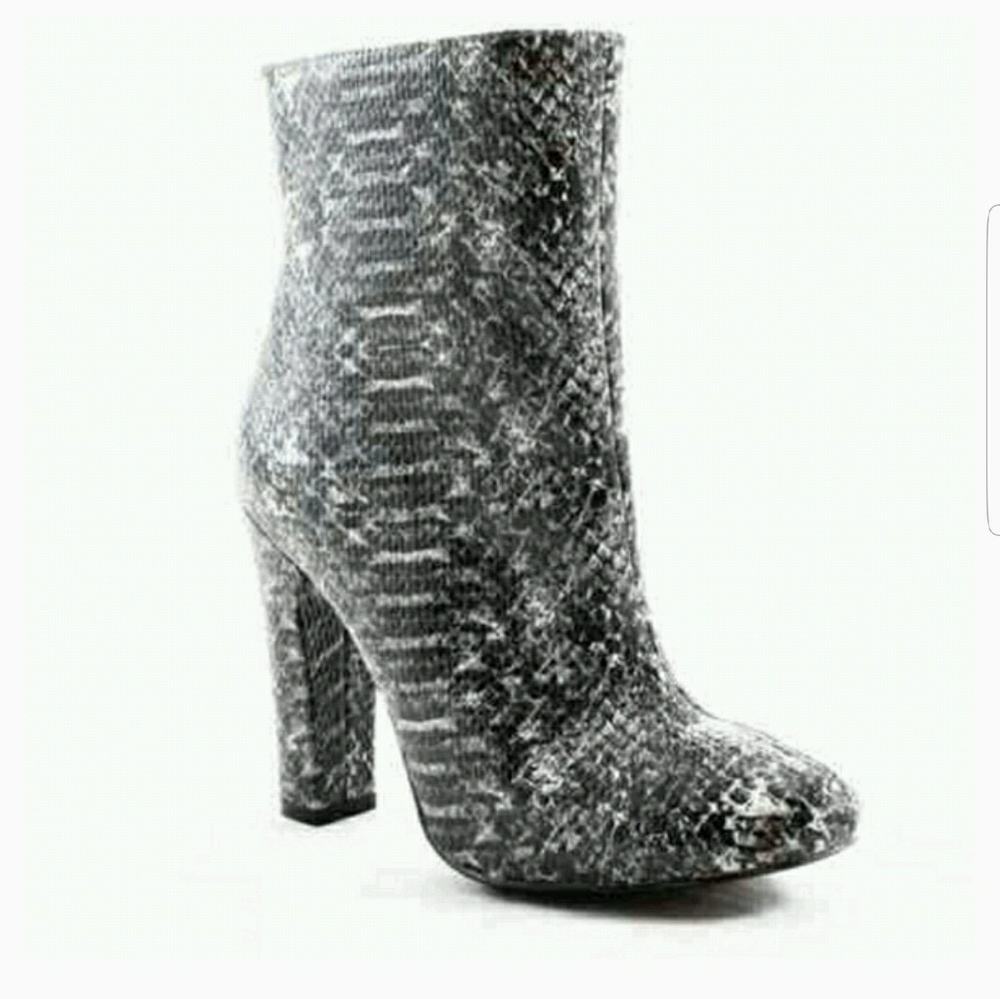 Volatile boots 👢