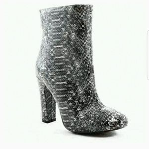 Volatile boots 👢