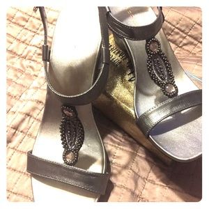 New Bandolino pewter dress Sandles.